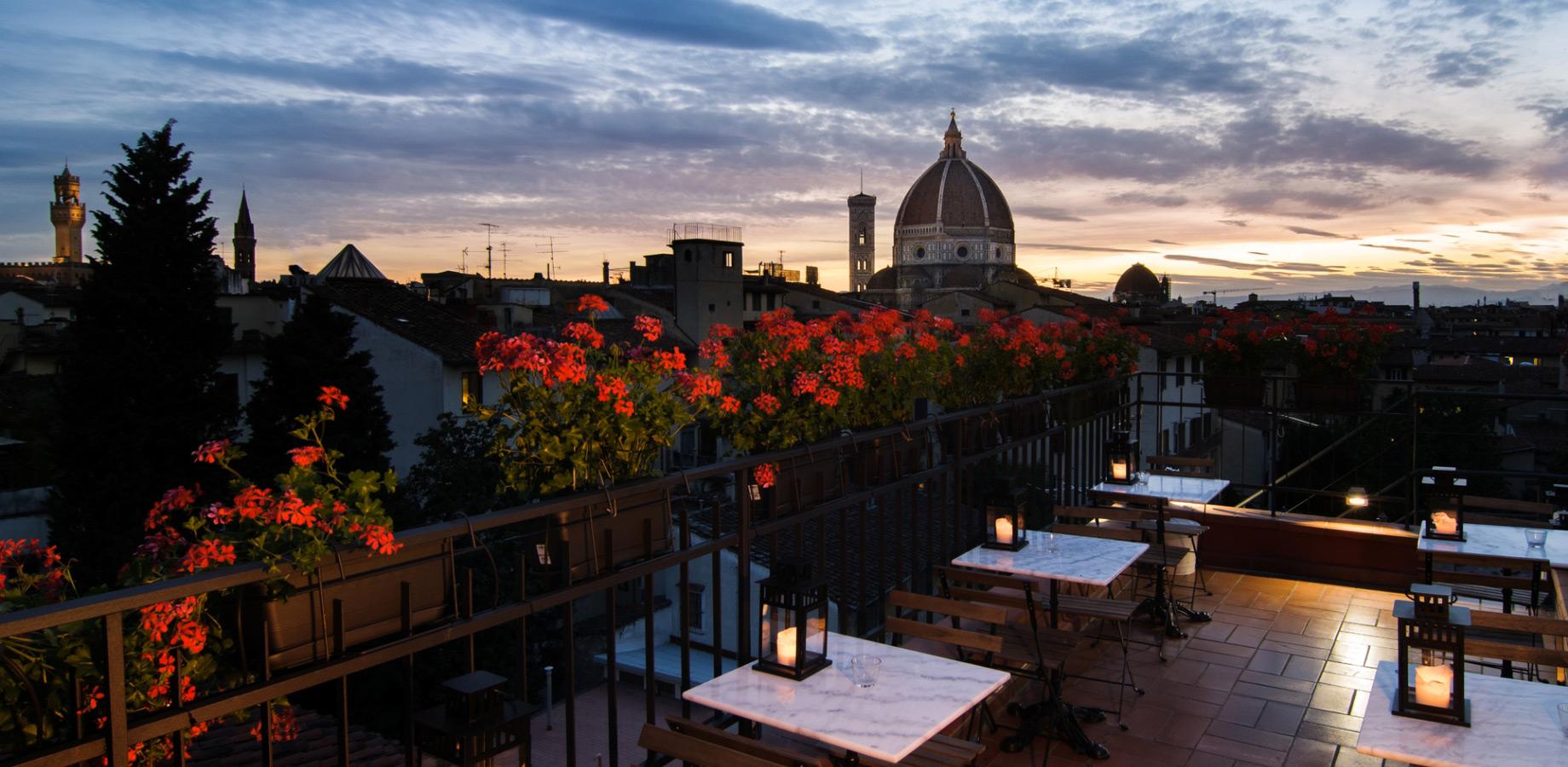 Terrazza panoramica con vista sulla cattedrale al tramonto.
